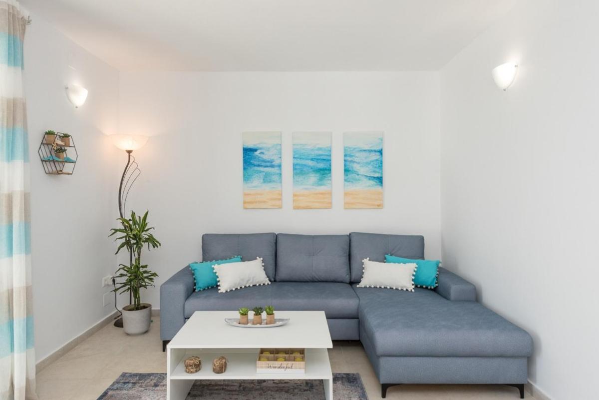 Waves Apartments Harmony Глифада Экстерьер фото
